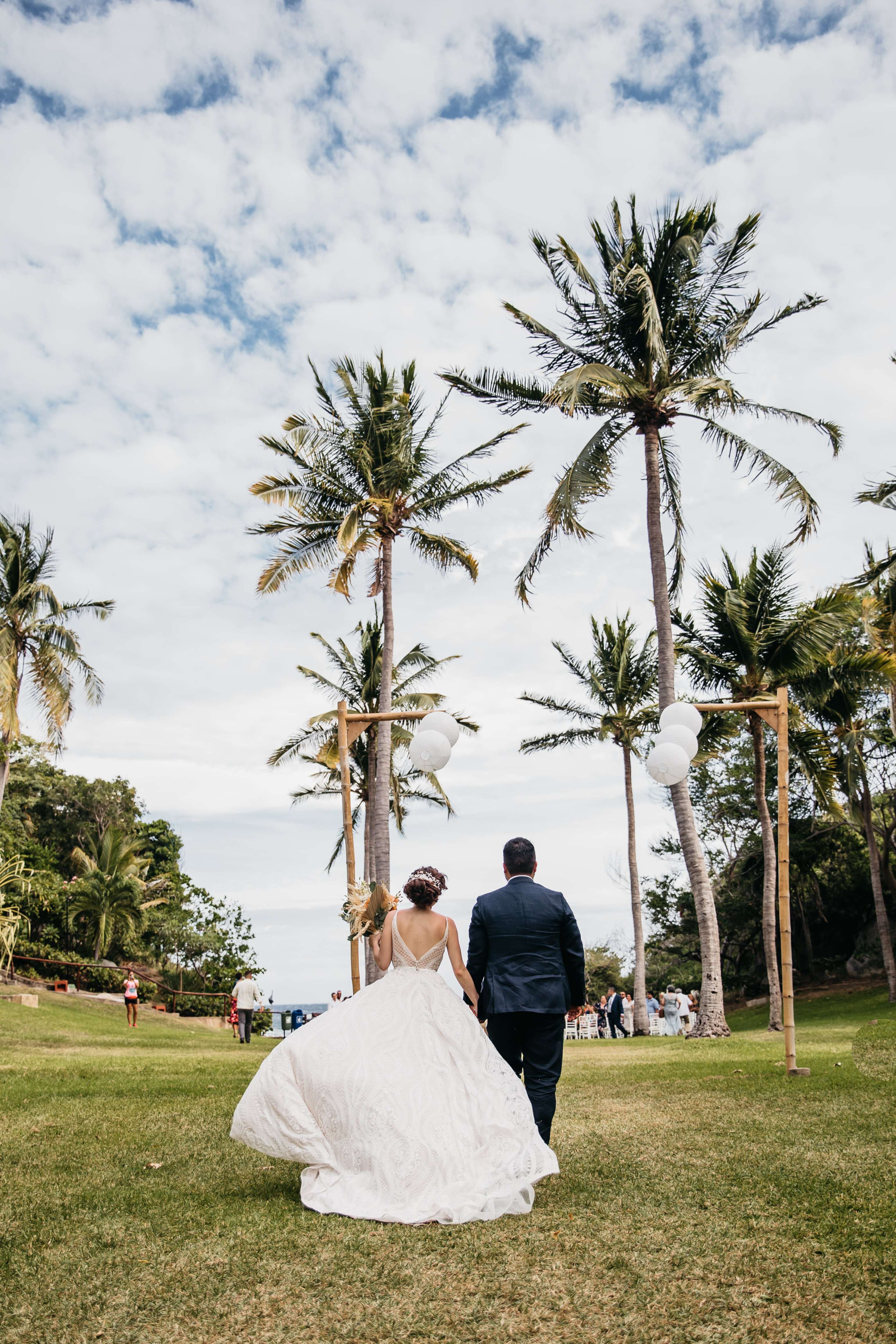 Bodas Huatulco, boda entre palmeras 