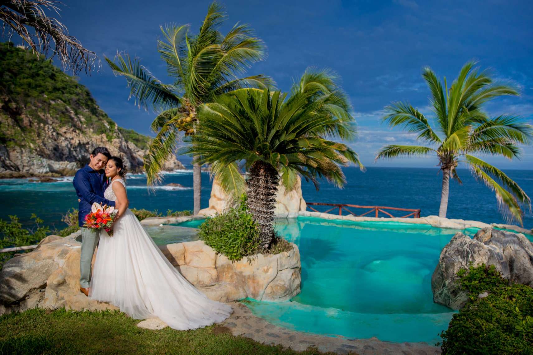 Bodas Huatulco, pareja frente al mar de la costa oaxaqueña.
