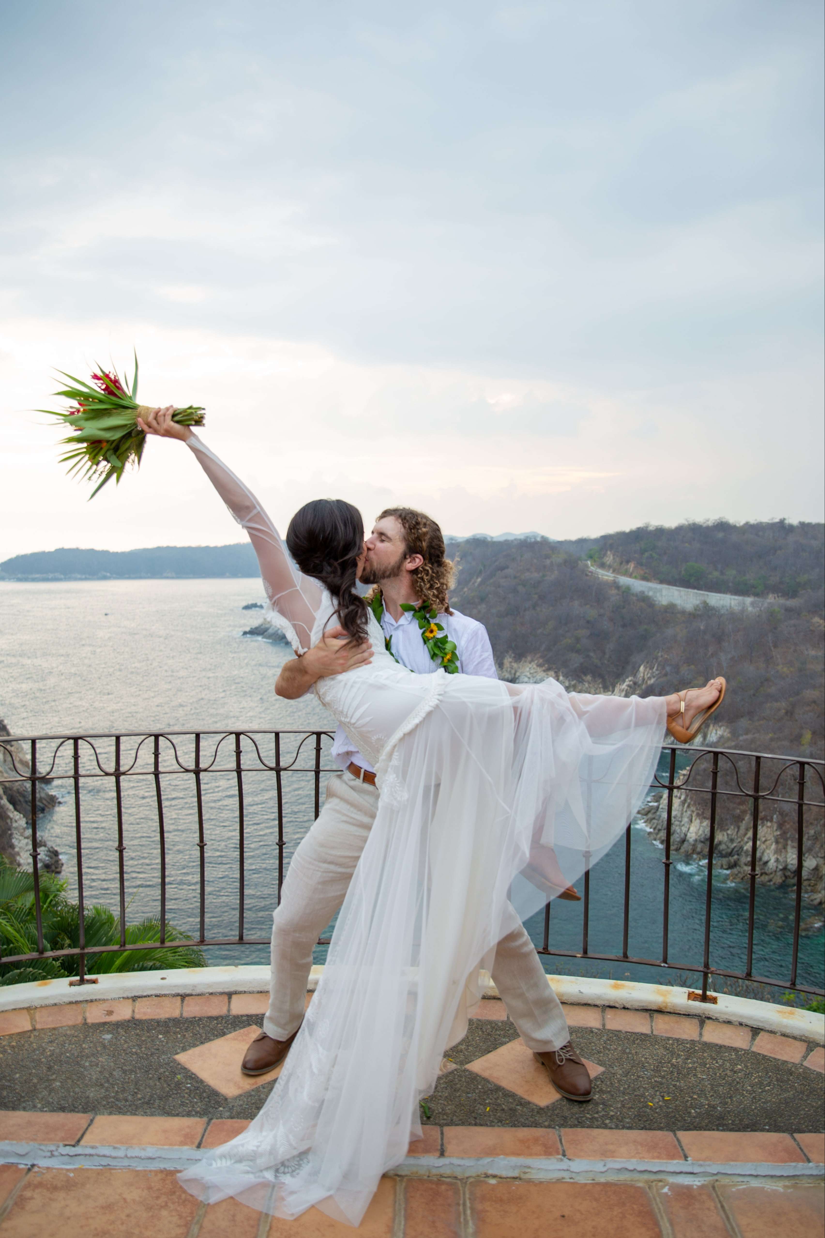 Bodas Huatulco, sesión de fotos novios besandose